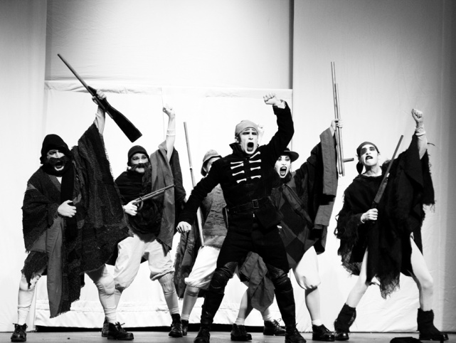 El grupo teatral La Patogallina monta la obra "El húsar de la muerte" (FOTO: diariouchile)